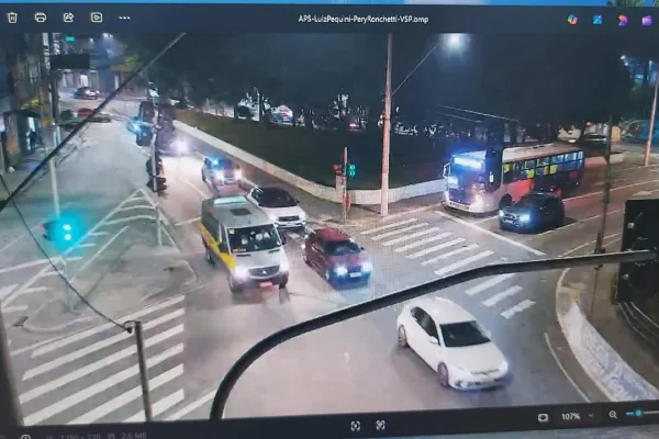 Câmeras flagraram carro oficial em vias de ataques a ônibus. Veja