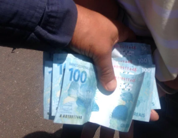 Dupla usa nota falsa de R$ 100 para comprar sorvete no Guará II e vai em cana