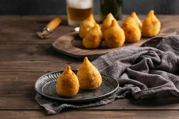 Coxinhas servidas em pratos