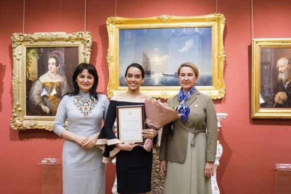 Bailarina de SC recebe homenagem por contribuição às artes na Rússia