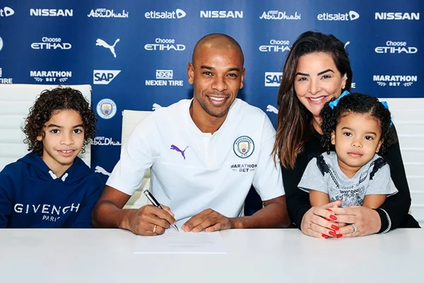 Manchester City anuncia renovação de contrato com Fernandinho