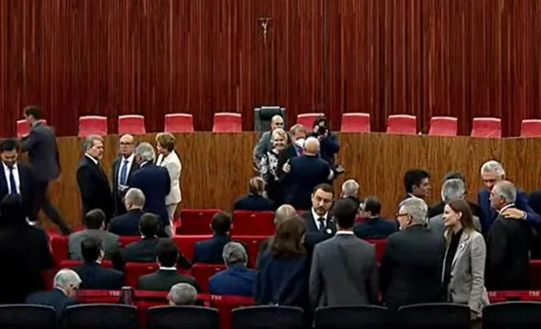 Presidenciáveis e convidados defendem democracia na posse de Moraes