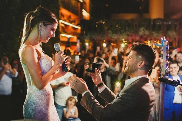 Marcelo Zangrandi estende aliança e pede Flávia Viana em casamento