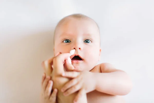 Bebê lavando o nariz