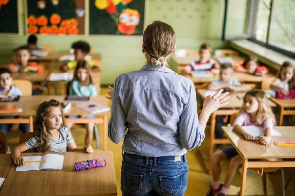 Foto colorida de uma professora - Metrópoles