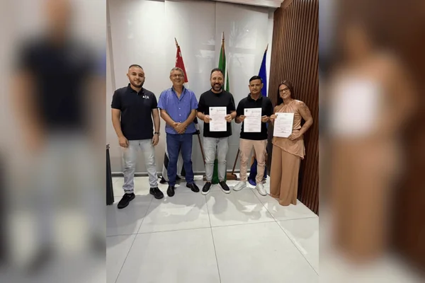 Imagem colorida da mãe do adolescente que morreu por febre maculosa - Metrópoles