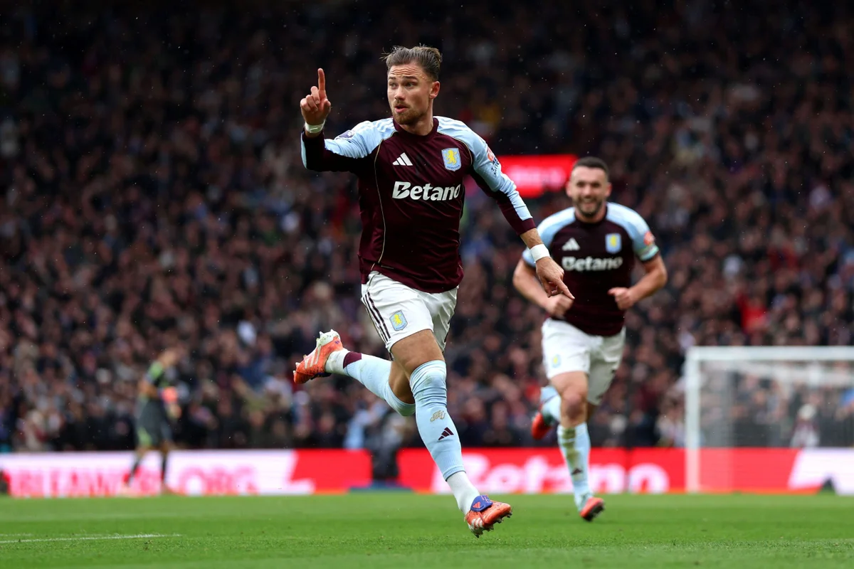 Arsenal vence e crava liderança; veja os resultados da Premier League 2 matty cash aston villa scaled