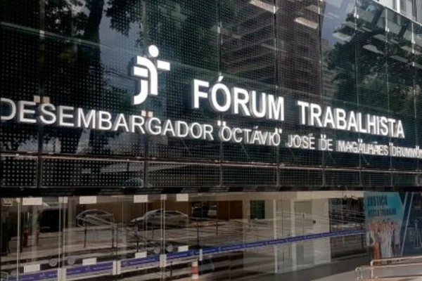 Imagem colorida do tribunal em GO