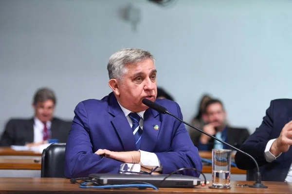 imagem colorida mostra senador izalci lucas - Metrópoles