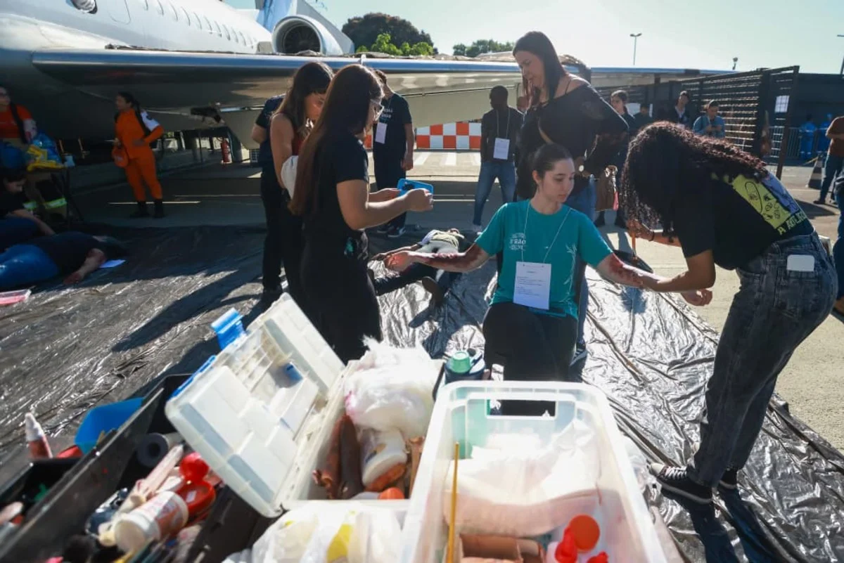A atividade encena a queda de um avião em área urbana para testar e aprimorar os protocolos de resposta rápida das corporações A atividade encena a queda de um avião em área urbana para testar e aprimorar os protocolos de resposta rápida das corporações