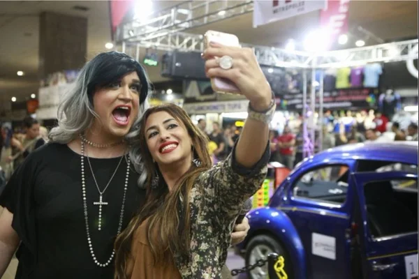 Carmela invade a rodoviária e faz a festa no Desafio do Fusca