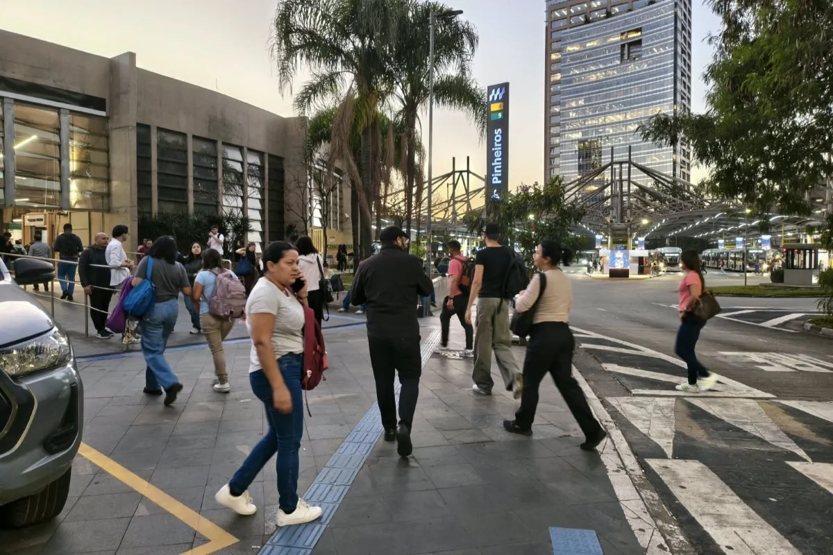 Uso do celular em Pinheiros, na zona oeste de São Paulo Uso do celular em Pinheiros, na zona oeste de São Paulo