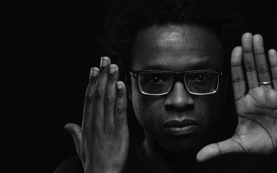 O paulista Jeferson De é autor de “Dogma Feijoada”, manifesto lançado em 2000, que contesta a imagem do negro no cinema brasileiro. Seu primeiro longa-metragem <b> "Broder” </b> foi lançado no Festival de Cinema de Berlim. Além da proeminente carreira cinematográfica, o realizador tem larga experiência na direção de programas televisivos O paulista Jeferson De é autor de “Dogma Feijoada”, manifesto lançado em 2000, que contesta a imagem do negro no cinema brasileiro. Seu primeiro longa-metragem <b> "Broder” </b> foi lançado no Festival de Cinema de Berlim. Além da proeminente carreira cinematográfica, o realizador tem larga experiência na direção de programas televisivos