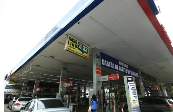Imagem colorida de posto de combustível