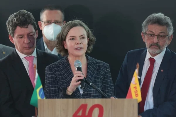 Gleisi Hoffmann discursa em evento de filiação não apenas de Geraldo Alckmin mas de outras personalidades ao PSB - Metrópoles