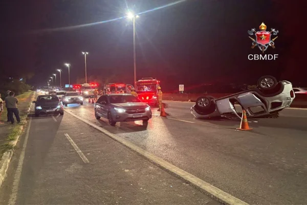 Carro capotado em via pública