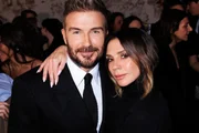 Vitória Beckham e David Beckham posam juntos durante evento