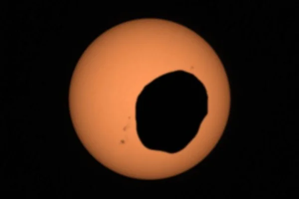 Imagem mostra o Sol eclipsado por uma das luas de Marte - Metrópoles