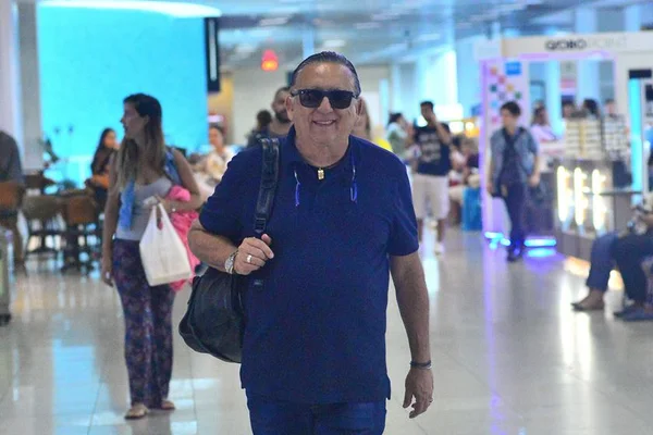 Galvão Bueno recebe alta e diz que volta ao Brasil nesta terça