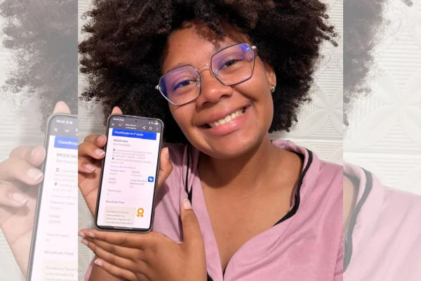 foto colorida jovem de GO que passou em 1 lugar em Medicina