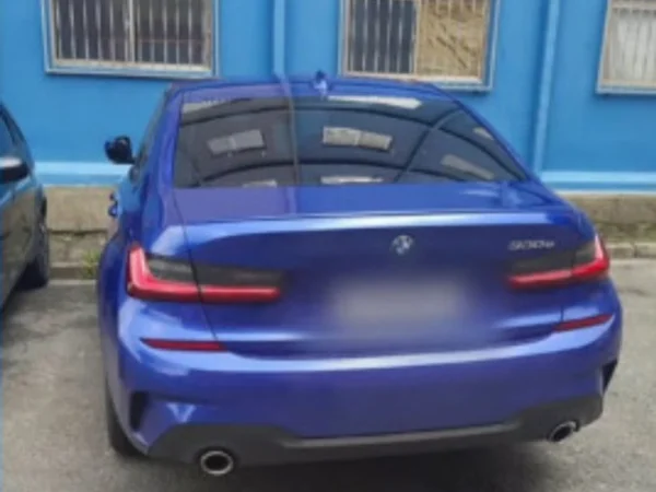Imagem colorida de carro da marca BMW azul que pertencia a advogado vítima do chamado golpe do amor - Metrópoles