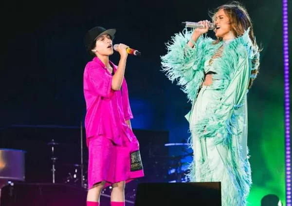Jennifer Lopez anuncia “filhe” Emme com pronome neutro em show
