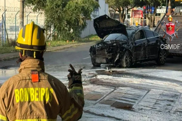 Motorista capota carro de luxo na Asa Norte e é levado ao hospital