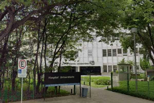 Imagem colorida do Hospital Universitário da USP. Metrópoles