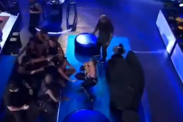 Valesca Popozuda afronta Rodriguinho em festa e é ovacionada pela web