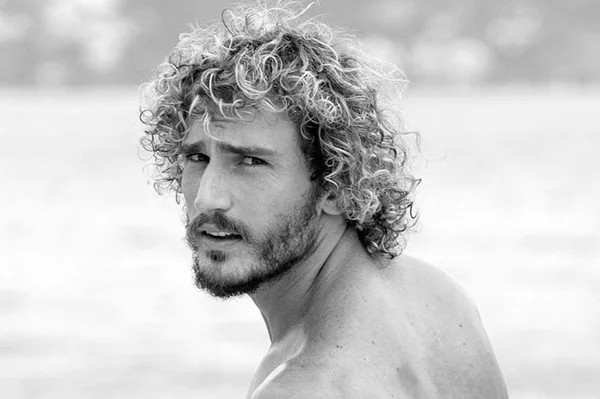 Ex-BBB Alan abaixa a bermuda e mostra o bumbum em foto ousada
