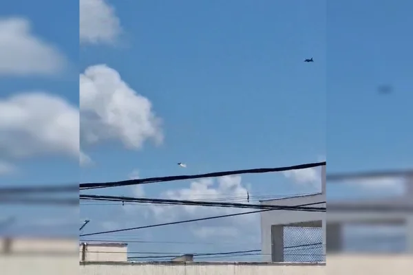 Imagem colorida de uma aeronave da FAB pegando fogo no ar
