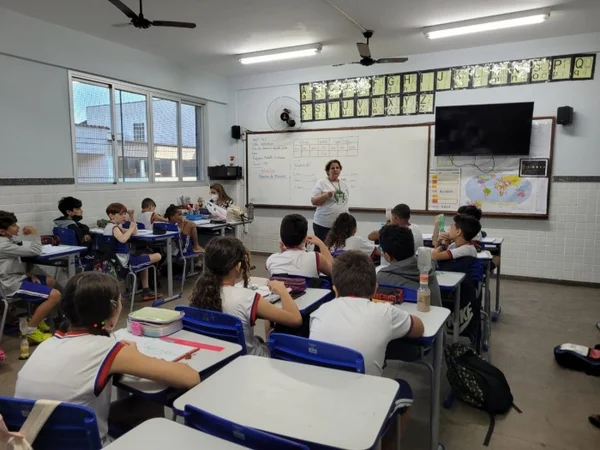 Imagem mostra crianças tendo aula em uma escola no Brasil - Metrópoles