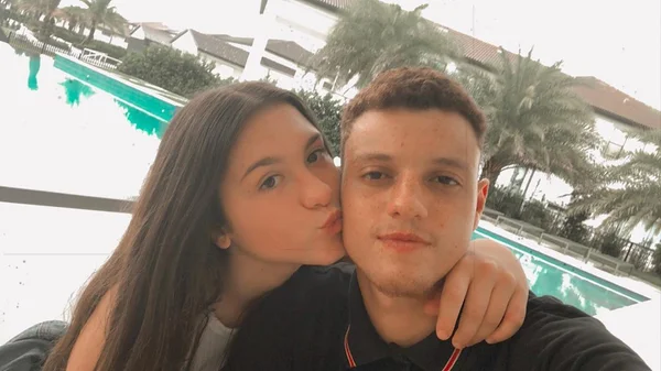 Filha de Gugu Liberato assume namoro e posta foto nas redes sociais