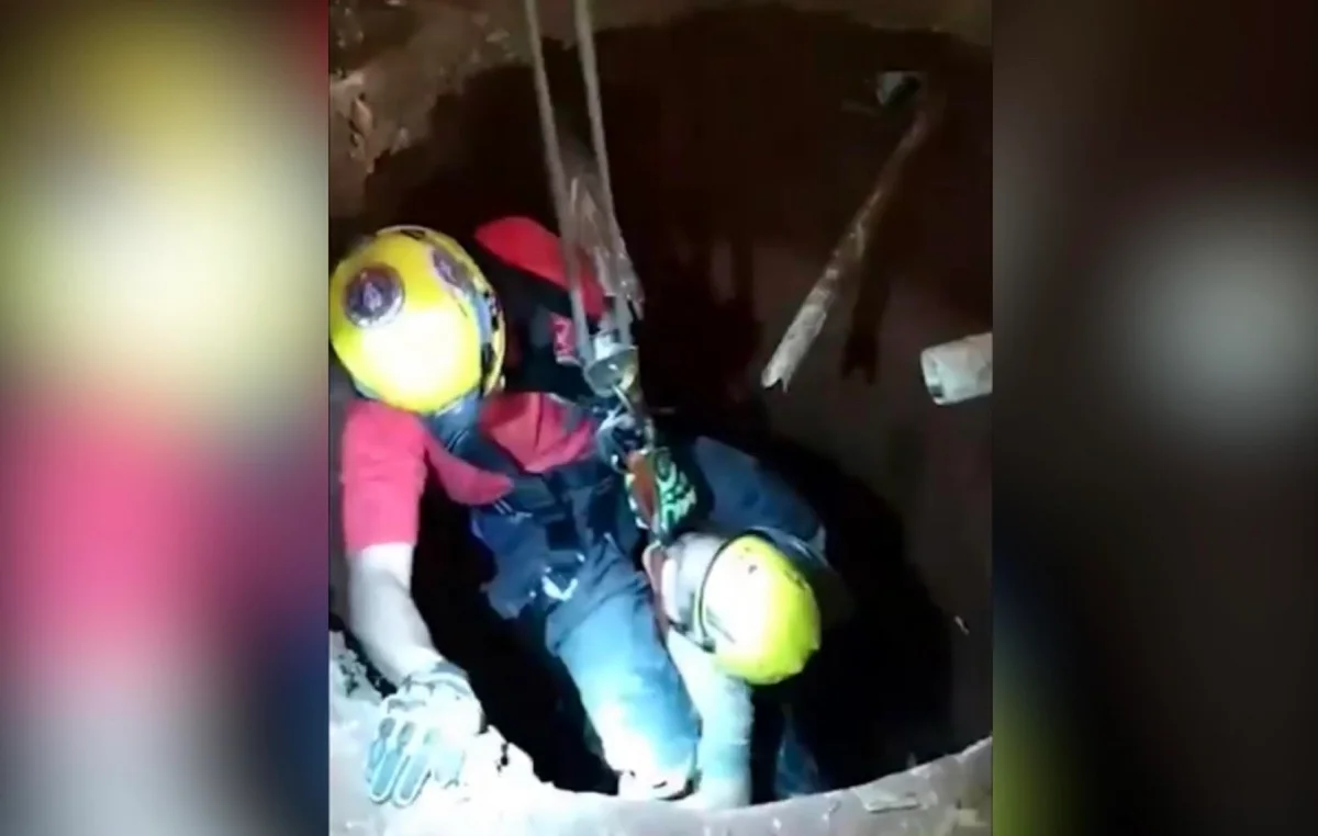 Garoto é resgatado após cair em cisterna enquanto jogava bola Garoto é resgatado após cair em cisterna enquanto jogava bola