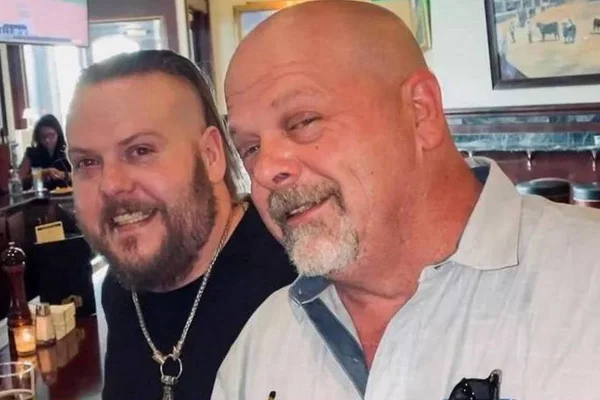 Foto colorido de Adam e Rick Harrison - Metrópoles