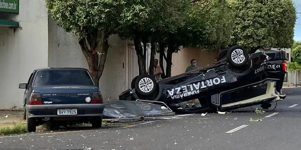 Caixão é jogado pra fora de carro funerário em São José do Rio Preto