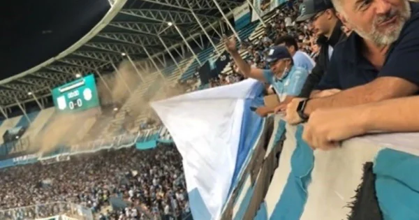 Cinzas de torcedor são arremessadas durante jogo na Argentina