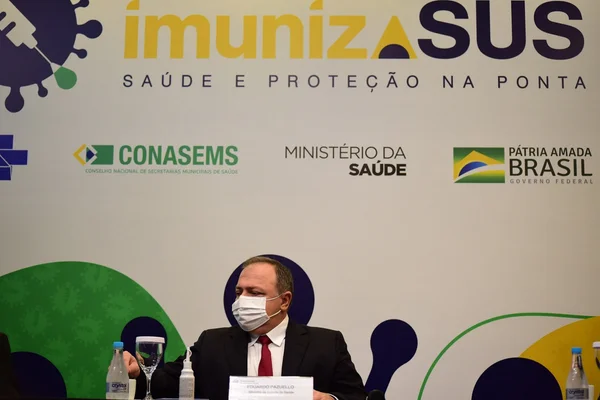 Pazuello antecipará vacinação de professores e promete 4,7 mi de doses