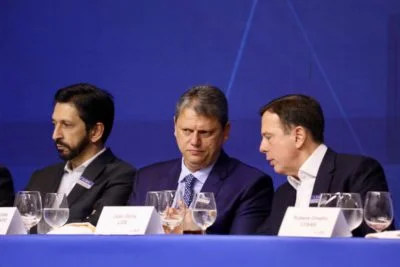 Imagem colorida do prefeito ricardo nunes, do governador tarcísio de freitas e de joão doria, em evento do grupo lide em são paulo - metrópoles