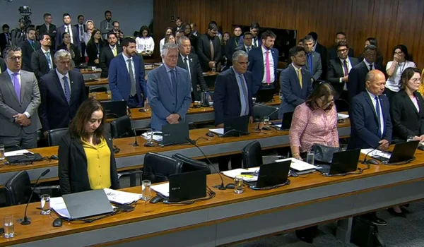 CPMI do INSS faz um minuto de silêncio pelas vítimas das enchentes em MG - Metrópoles