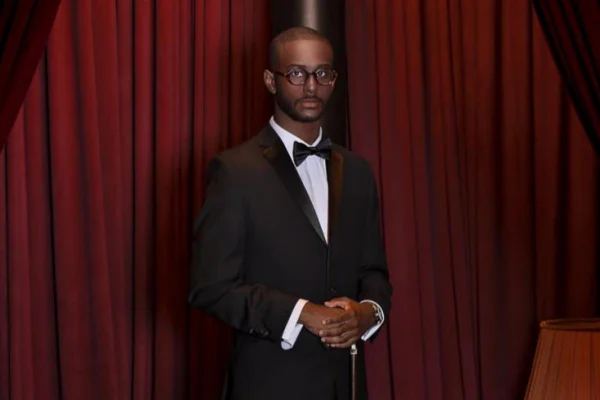 Arquiteto Gabriel Rosa, que foi vítima de racismo na CasaCor. Na imagem colorida, ele usa um smoking com gravata-borboleta preta - Metrópoles