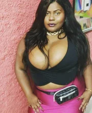 A atendente de telemarketing relata, no entanto, que tem passado poucas e boas com os fãs de Jojo