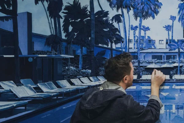 Artista especialista em jeans cria mural em lojas temáticas da Levi’s