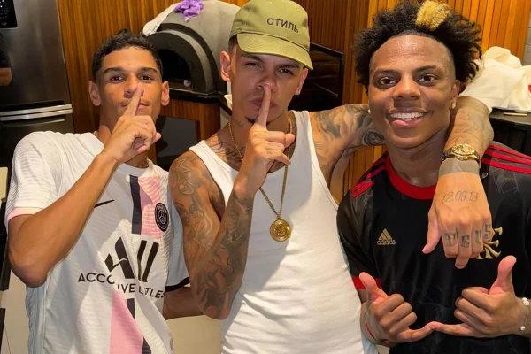 Luva de Pedreiro, MC Maneirinho e Speed posam juntos durante resenha - Metrópoles