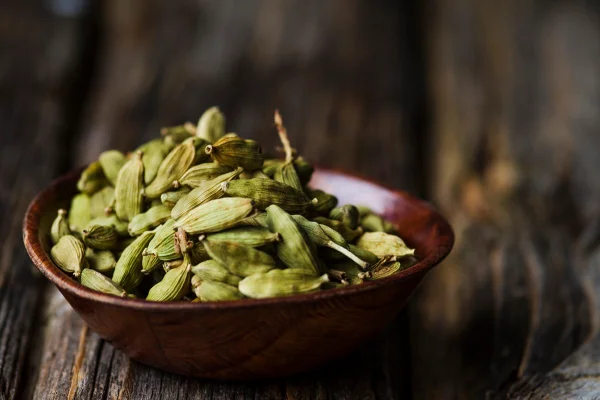Foto de cardamomo dentro de um bowl de madeira - Metrópoles