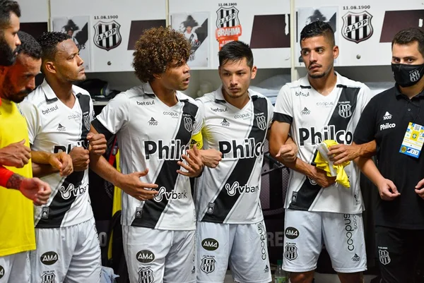 Camilo e outros jogadores da Ponte Preta