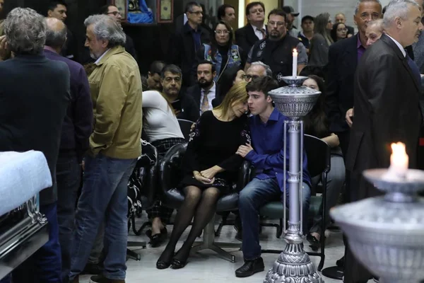Filho de Gugu Liberato consola a mãe, Rose Miriam, em velório
