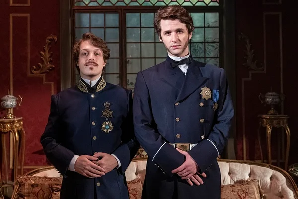 Gastão de Orléans, o Conde D’eu, (Daniel Torres) e Augusto, o Duque de Saxe-Coburgo (Gil Coelho), em Nos Tempos do Imperador