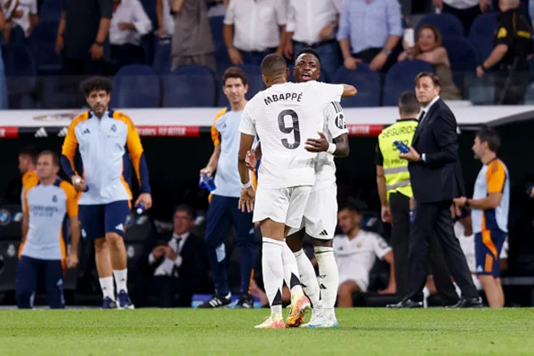 Imagem colorida de Mbappe e Vinicius jr - Metrópoles