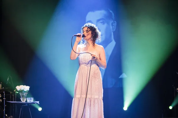 Cantora Glaucia Nasser homenageia Juscelino Kubitschek em show